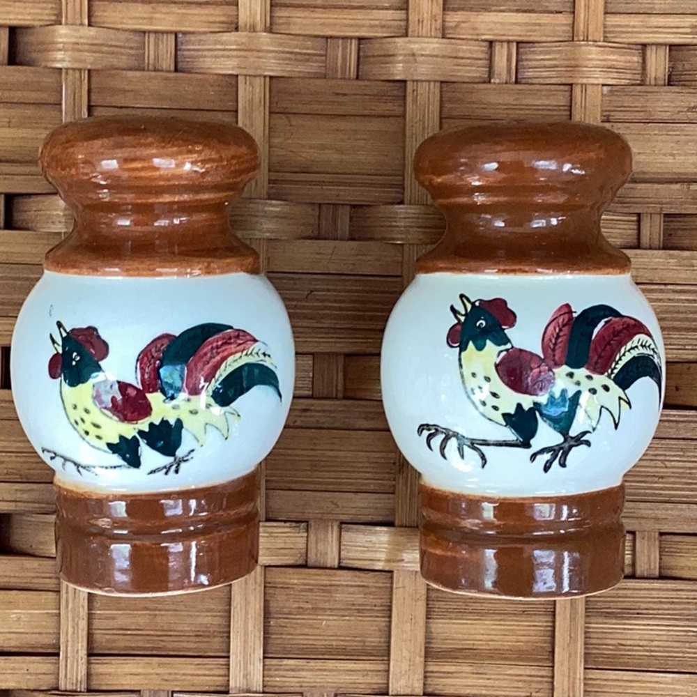 Vintage‎ Rustic Hand Painted Ceramic Farmhouse Rooster Salt & Pepper Set